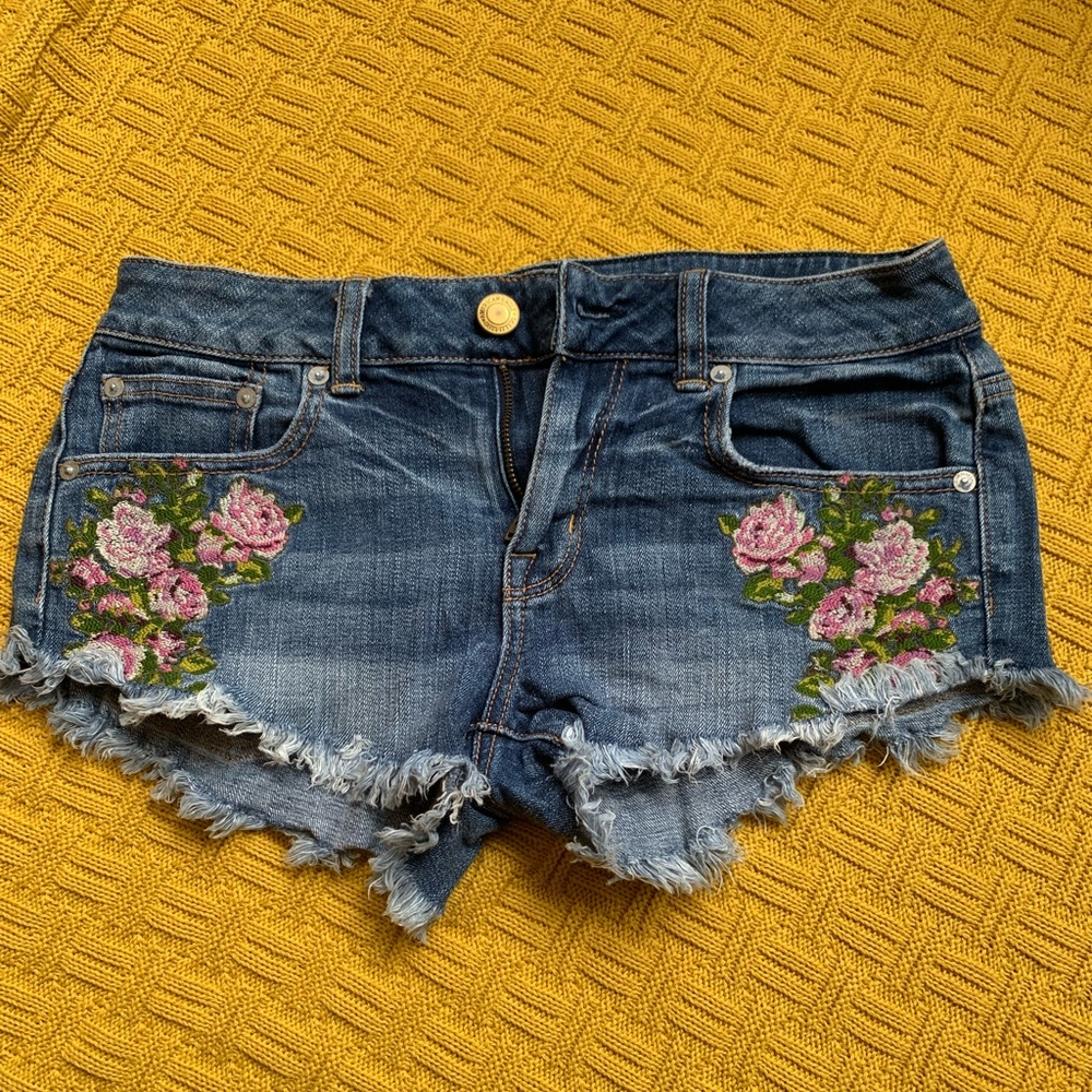 American Eagle Womens Cut Off Shorts Jean Denim Floral Pink Embroidered Size 2